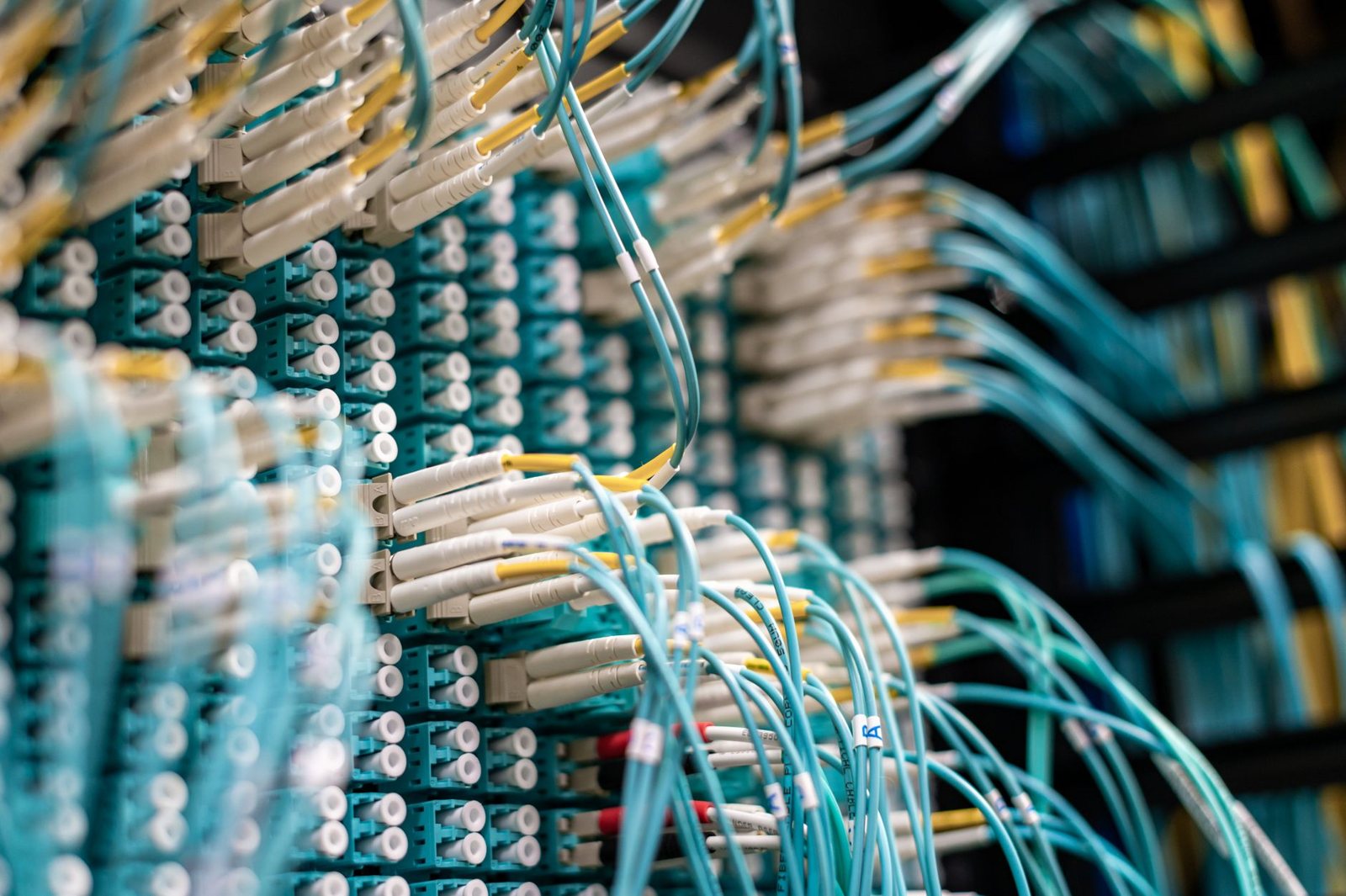 Illustrationsfoto: server rack cables data center detail, redaktionelt hero-billede for bcrholdingapss.com